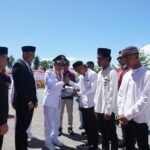 Penyerahan Remisi Secara Simbolis oleh Bupati Pohuwato didampingi Kalapas Pohuwato kepada Warga Binaan Lapas Pohuwato (Sumber : Humas Lapas Pohuwato)