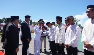 Penyerahan Remisi Secara Simbolis oleh Bupati Pohuwato didampingi Kalapas Pohuwato kepada Warga Binaan Lapas Pohuwato (Sumber : Humas Lapas Pohuwato)