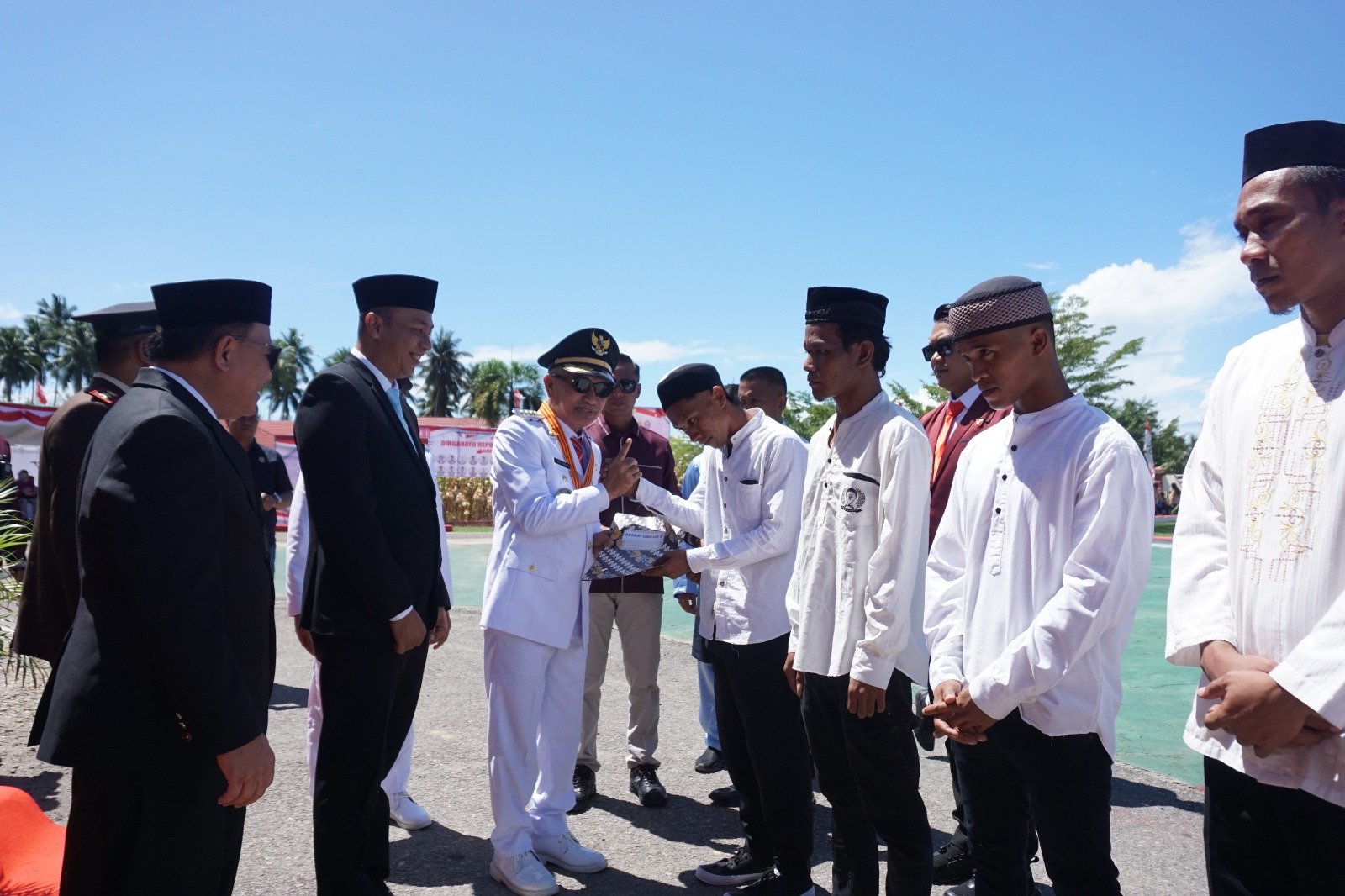 Penyerahan Remisi Secara Simbolis oleh Bupati Pohuwato didampingi Kalapas Pohuwato kepada Warga Binaan Lapas Pohuwato (Sumber : Humas Lapas Pohuwato)