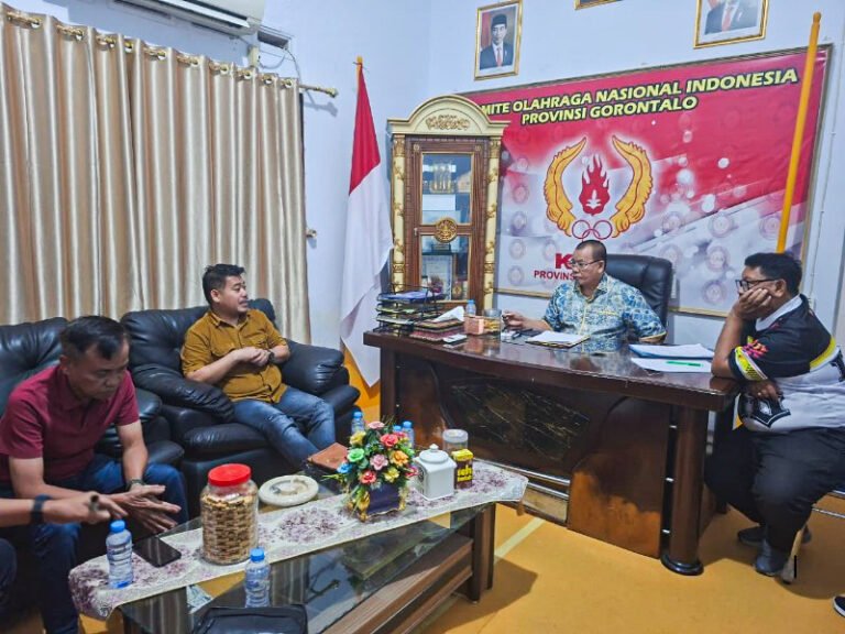 Ketua KONI Provinsi Gorontalo Fikram Salilama Bersama Pengurus Saat Menerima Aduan Calon Ketua KONI Kabupaten Gorontalo Jefri Rumampuk