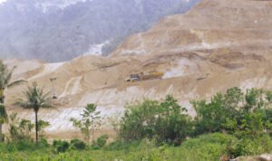 Potret aktivitas proyek emas Pani Gold Project Dilihat Dari Belakang Sekolah SDN 04 Buntulia, Desa Hulawa (Harianpost.id)