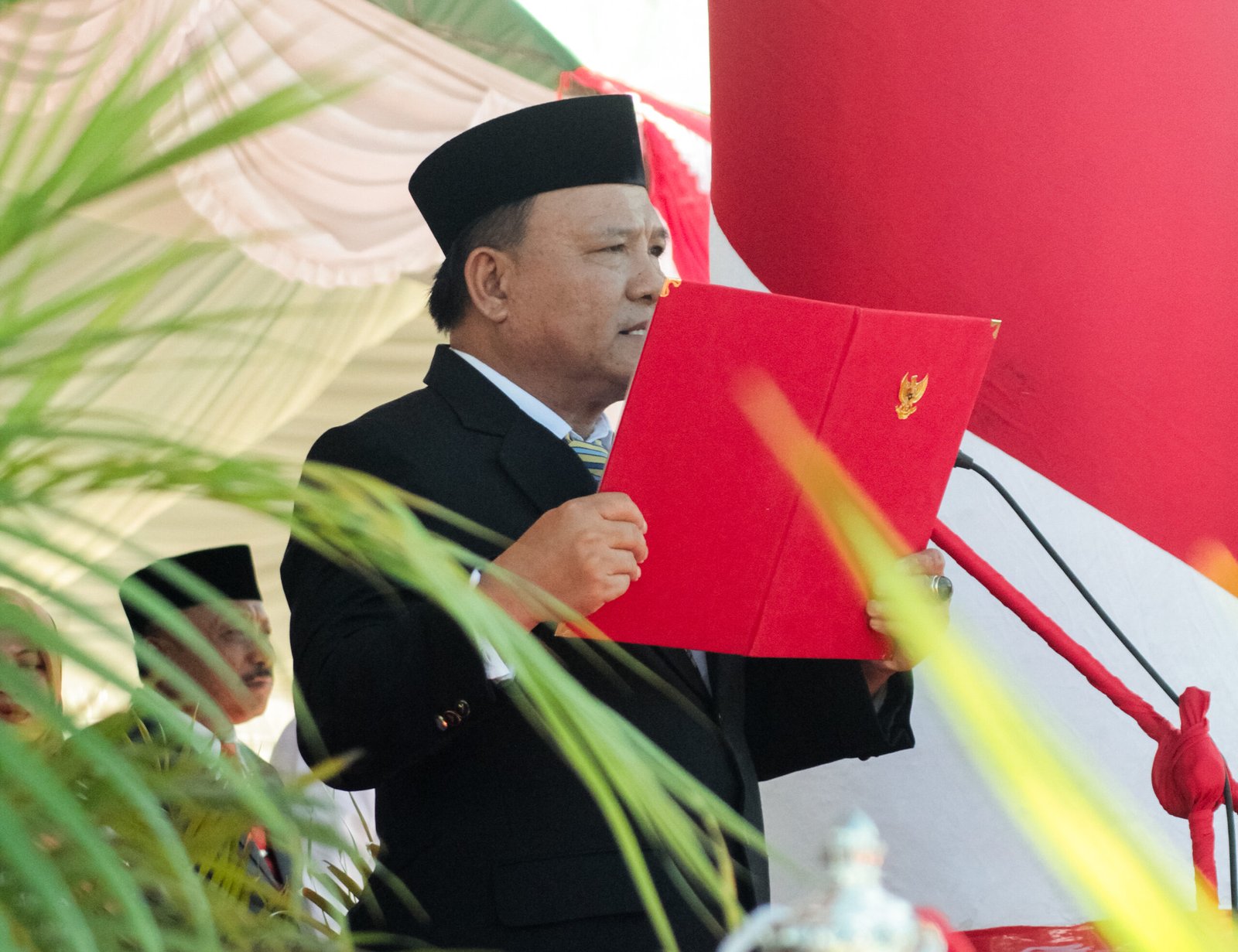Ketua DPRD Pohuwato Beni Nento Bacakan Teks Proklamasi Kemerdekaan 17 Agustus. (Harianpost.id)