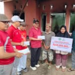 Bupati Boalemo, Rum Pagau saat menyerahkan bantuan korban kebakaran dari Baznas kabupaten Boalemo