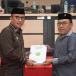 Wakil Bupati Boalemo, Lahmudin Hambali (Kiri) saat menyerahkan rancangan awal dokumen RPJMD Kabupaten Boalemo tahun 2025 - 2029, ke Ketua DPRD Boalemo, Karyawan Eka Putra Noho (Kanan)