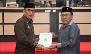 Wakil Bupati Boalemo, Lahmudin Hambali (Kiri) saat menyerahkan rancangan awal dokumen RPJMD Kabupaten Boalemo tahun 2025 - 2029, ke Ketua DPRD Boalemo, Karyawan Eka Putra Noho (Kanan)