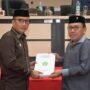 Wakil Bupati Boalemo, Lahmudin Hambali (Kiri) saat menyerahkan rancangan awal dokumen RPJMD Kabupaten Boalemo tahun 2025 - 2029, ke Ketua DPRD Boalemo, Karyawan Eka Putra Noho (Kanan)
