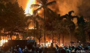 Massa aksi bakar kantor DPRD Makassar (Foto: Detik.com.)