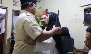 Presiden Prabowo memeluk ibunda Affan Kurniawan ketika datang melayat ke rumah duka, Jumat, 29 Agustus 2025 malam. (Foto : AdaTah/Tim Media Prabowo)