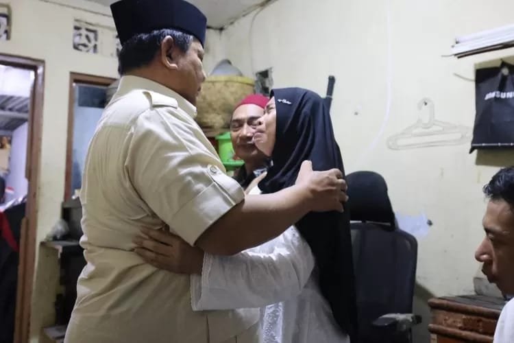 Presiden Prabowo memeluk ibunda Affan Kurniawan ketika datang melayat ke rumah duka, Jumat, 29 Agustus 2025 malam. (Foto : AdaTah/Tim Media Prabowo)