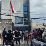 Massa aksi geruduk Rumah Politisi Partai NasDem Ahmad Sahroni