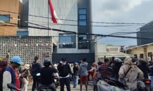 Massa aksi geruduk Rumah Politisi Partai NasDem Ahmad Sahroni