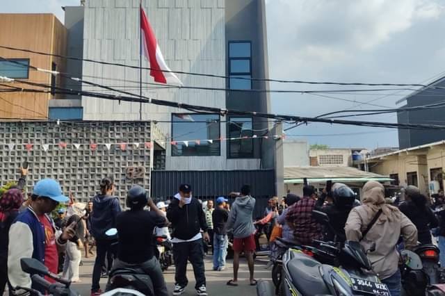 Massa aksi geruduk Rumah Politisi Partai NasDem Ahmad Sahroni