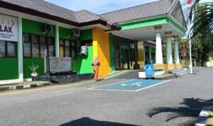 Kabag Keuangan Setwan Boalemo, Dewi Rahmawati Ilyas saat tiba di Kejaksaan Negeri Boalemo