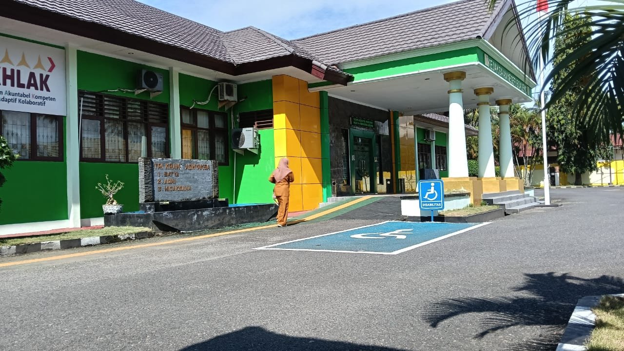 Kabag Keuangan Setwan Boalemo, Dewi Rahmawati Ilyas saat tiba di Kejaksaan Negeri Boalemo