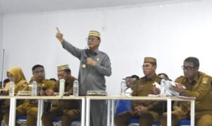 Bupati Bone Bolango, Ismet Mile saat rapat bersama Camat, Lurah, Kepala Desa, hingga Kepala Dusun se-Kabupaten Bone Bolango.