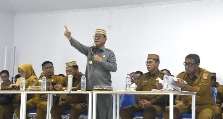 Bupati Bone Bolango, Ismet Mile saat rapat bersama Camat, Lurah, Kepala Desa, hingga Kepala Dusun se-Kabupaten Bone Bolango.