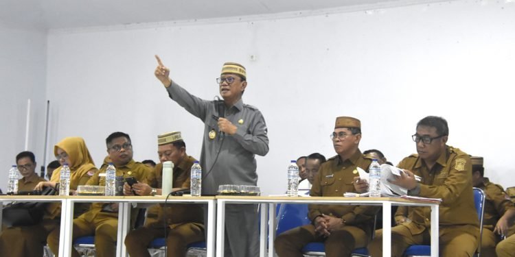 Bupati Bone Bolango, Ismet Mile saat rapat bersama Camat, Lurah, Kepala Desa, hingga Kepala Dusun se-Kabupaten Bone Bolango.