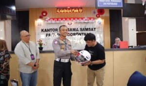 Jasa Raharja Gorontalo, Ditlantas Polda Gorontalo dan Badan Keuangan Provinsi Gorontalo bagikan helm Gratis Kepada Pengendara.