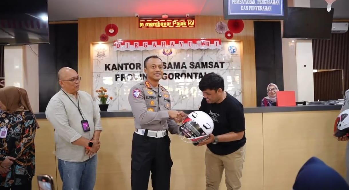 Jasa Raharja Gorontalo, Ditlantas Polda Gorontalo dan Badan Keuangan Provinsi Gorontalo bagikan helm Gratis Kepada Pengendara.