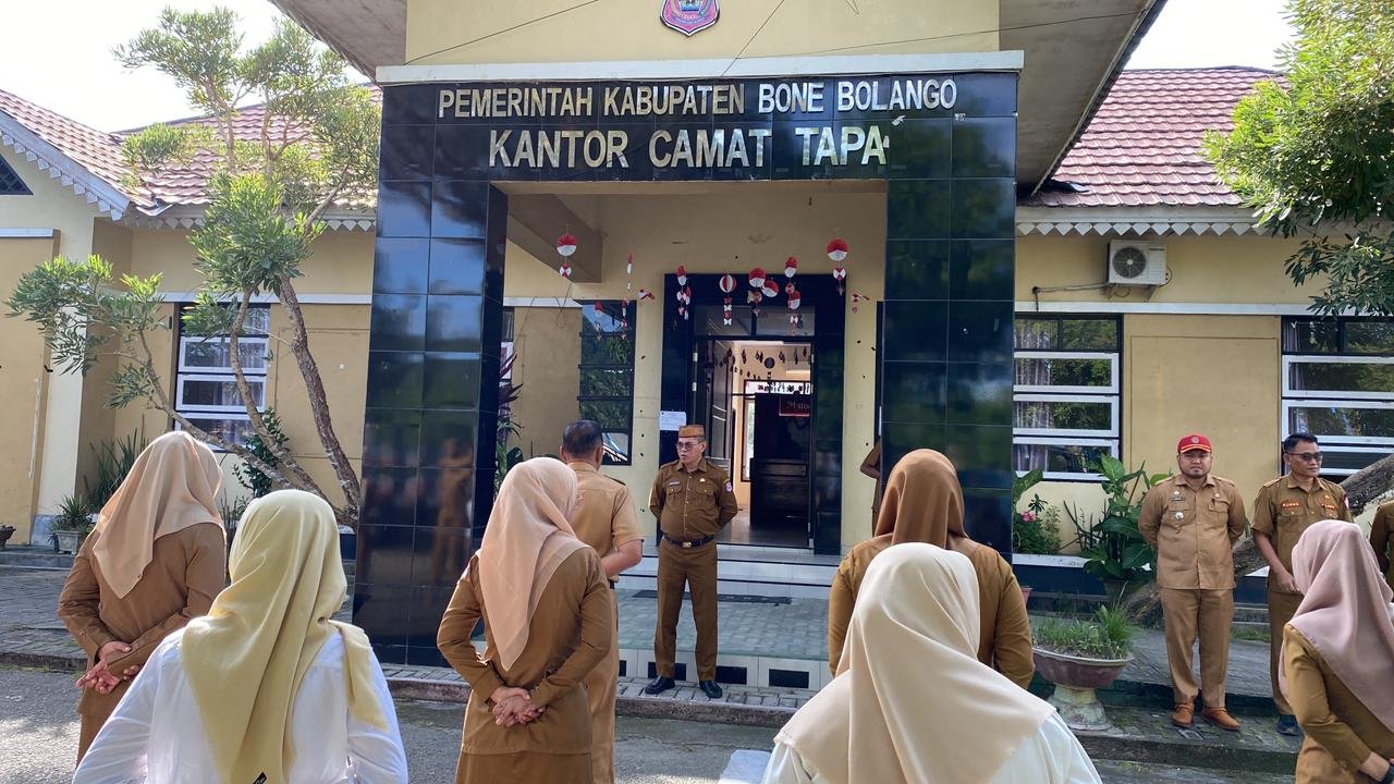 Sekda Bone Bolango Iwan Mustapa Beri Motivasi Kepada Pegawai Pemerintah Kecamatan Tapa
