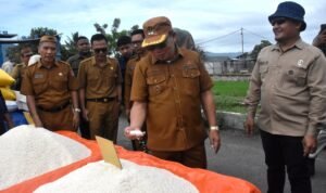 Wabup Risman Tolingguhu Sidak Harga Bahan Pokok di Pasar Oluhuta Utara