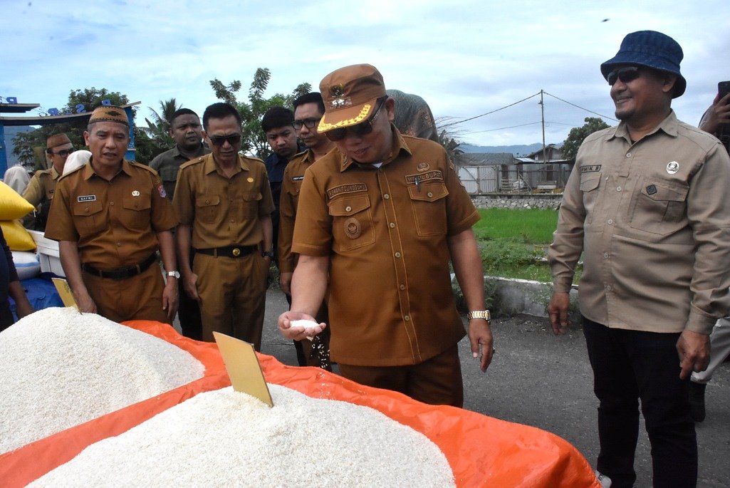 Wabup Risman Tolingguhu Sidak Harga Bahan Pokok di Pasar Oluhuta Utara