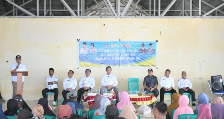 Wabup Lahmudin Hambali Sampaikan Sambutan Pada Penyerahan Bantuan Oleh Gubernur Gorontalo Gusnar Ismail