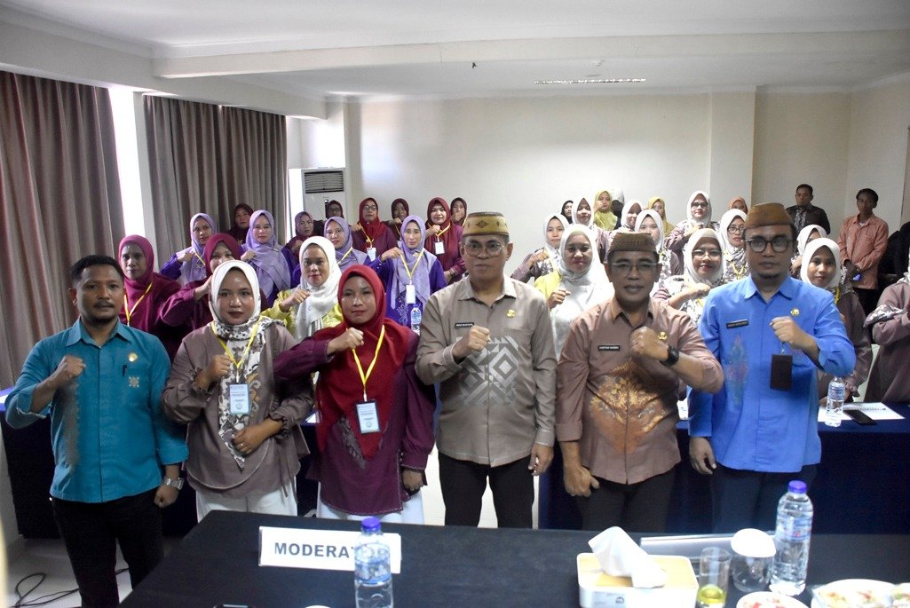Sekretaris Daerah Kabupaten Bone Bolango, Iwan Mustapa menghadiri sekaligus membuka kegiatan Peningkatan Kapasitas Pengurus RDS Desa Moopiya dan Desa Pelita Jaya, Kecamatan Bone Raya yang digelar di El-Madina Hotel, Kota Gorontalo, Kamis (25/9/2025). (F.AKP-Diskominfo)
