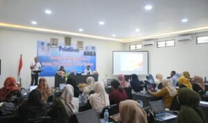 Wabup Lahmudin Hambali saat menutup Pelatihan Peningkatan Kompetensi Guru melalui Kelompok Kerja Guru (KKG) jenjang SD Se Kabupatn Boalemo, Sabtu 27 September 2025.