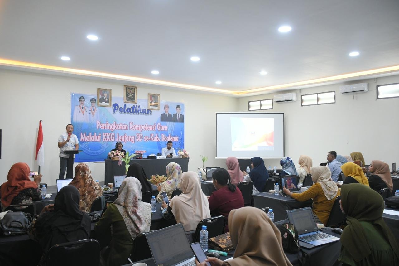Wabup Lahmudin Hambali saat menutup Pelatihan Peningkatan Kompetensi Guru melalui Kelompok Kerja Guru (KKG) jenjang SD Se Kabupatn Boalemo, Sabtu 27 September 2025.