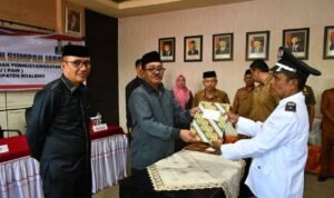 Bupati didampingi Wakil Bupati Lahmudin Hambali saat melantik penjabat kepala Desa Bongo IV Kecamatan Paguyaman dan Penjabat Kepala Desa Bolihutuo Kecamatan Botumoito serta Pengganti Antar Waktu (PAW) BPD, bertempat di ruang Vicon Kantor Bupati, Senin 29 September 2025.