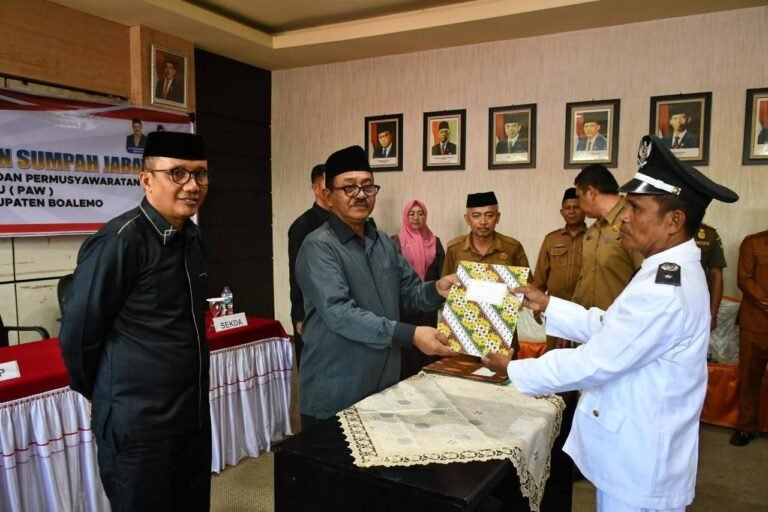 Bupati didampingi Wakil Bupati Lahmudin Hambali saat melantik penjabat kepala Desa Bongo IV Kecamatan Paguyaman dan Penjabat Kepala Desa Bolihutuo Kecamatan Botumoito serta Pengganti Antar Waktu (PAW) BPD, bertempat di ruang Vicon Kantor Bupati, Senin 29 September 2025.