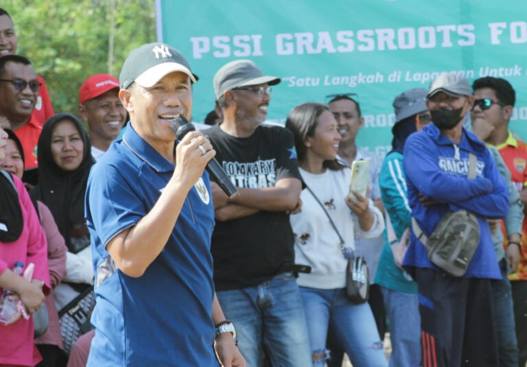 Sekjen PSSI Yunus Nusi Berikan Motivasi Kepada Siswa SSB di Gorontalo