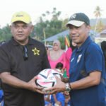 Sekjen PSSI Yunus Nusi Berikan Hadiah Bola Kepada Ketua PSSI Pohuwato Nasir Giasi
