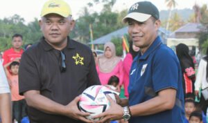 Sekjen PSSI Yunus Nusi Berikan Hadiah Bola Kepada Ketua PSSI Pohuwato Nasir Giasi