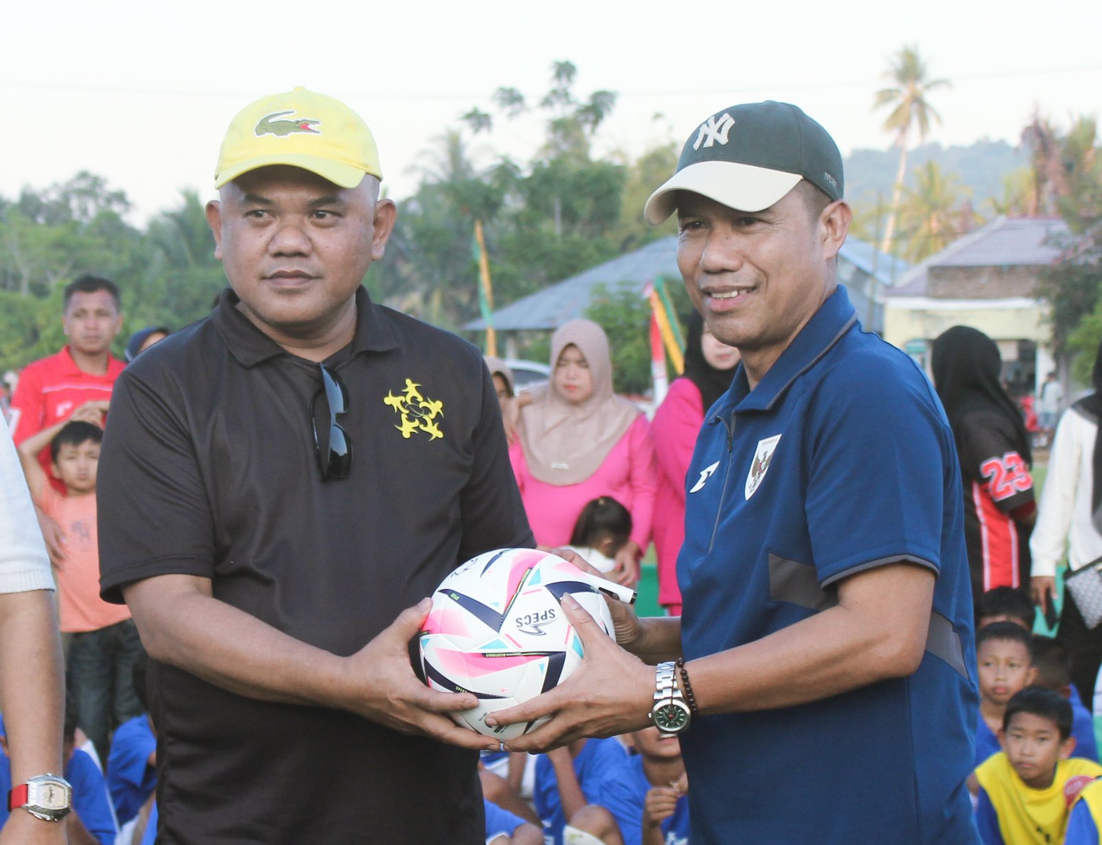 Sekjen PSSI Yunus Nusi Berikan Hadiah Bola Kepada Ketua PSSI Pohuwato Nasir Giasi