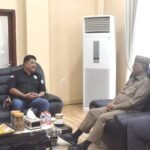 Bupati Bone Bolango, Ismet Mile saat menerima audiensi Ketua Lembaga Analisis HAM Indonesia Provinsi Gorontalo, Akram Pasau.