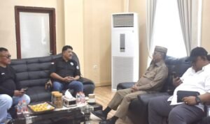 Bupati Bone Bolango, Ismet Mile saat menerima audiensi Ketua Lembaga Analisis HAM Indonesia Provinsi Gorontalo, Akram Pasau.