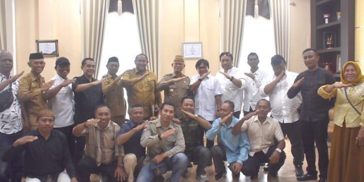 upati Ismet Mile saat menerima audiens Ketua KTNA Bone Bolango Faisal Mohie bersama jajaran pengurus