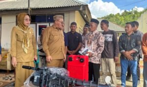 Penyerahan bantuan mesin tempel bagi nelayan di desa Girisa oleh Bupati Boalemo, Rum Pagau