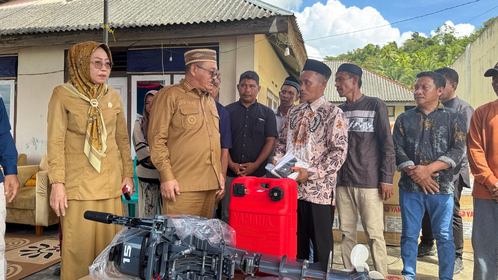 Penyerahan bantuan mesin tempel bagi nelayan di desa Girisa oleh Bupati Boalemo, Rum Pagau