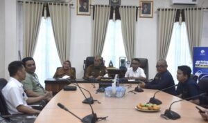 Sekda Bone Bolango, Iwan Mustapa didampingi Kadis Kominfo Misnawaty Wantogia dan Tim Kerja Bupati Noldi Katili, saat menerima kunjungan silaturahmi dari perwakilan Kompas Gramedia Group.