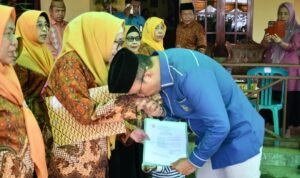 Wakil Bupati Boalemo, Lahmudin Hambali saat menghadiri pengukuhan PWRI Paguyaman