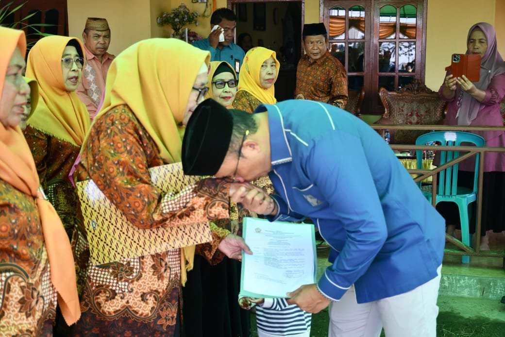 Wakil Bupati Boalemo, Lahmudin Hambali saat menghadiri pengukuhan PWRI Paguyaman