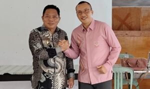Foto bersama Wabup Boalemo Lahmudin Hambali (Kemeja Kerawang) dan Wabup Bone Bolango Risman Tolingguhu