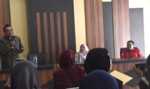 Kepala Bidang Komunikasi Dinas Kominfo Bone Bolango, M. Taufik Asnawi memberikan materi kepada puluhan mahasiswa Jurusan Ilmu Komunikasi Fakultas Ilmu Sosial Universitas Negeri Gorontalo (UNG)