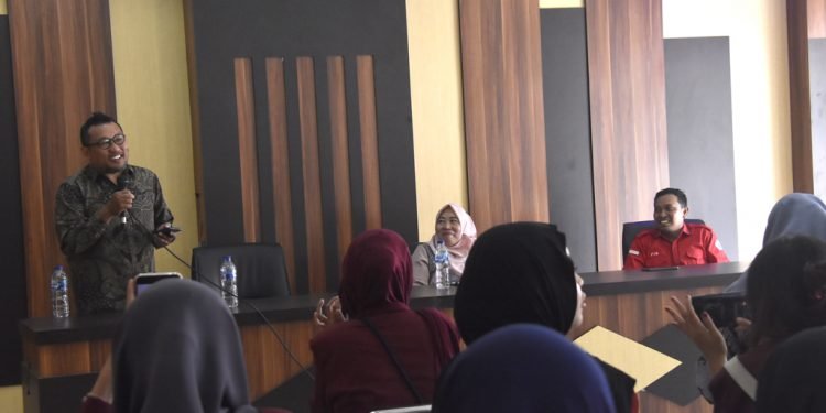 Kepala Bidang Komunikasi Dinas Kominfo Bone Bolango, M. Taufik Asnawi memberikan materi kepada puluhan mahasiswa Jurusan Ilmu Komunikasi Fakultas Ilmu Sosial Universitas Negeri Gorontalo (UNG)