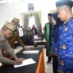 Bupati Bone Bolango, Ismet Mile resmi melantik dan mengambil sumpah/janji 107 PPPK tenaga guru dan tenaga kesehatan tahap II Formasi tahun 2024, serta menyerahkan SK satu orang CPNS Formasi Sekolah Kedinasan IPDN di Lingkungan Pemerintah Kabupaten Bone Bolango, di Aula BPMP Provinsi Gorontalo, Senin (13/10/2025). (F.AKP-Diskominfo)