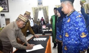 Bupati Bone Bolango, Ismet Mile resmi melantik dan mengambil sumpah/janji 107 PPPK tenaga guru dan tenaga kesehatan tahap II Formasi tahun 2024, serta menyerahkan SK satu orang CPNS Formasi Sekolah Kedinasan IPDN di Lingkungan Pemerintah Kabupaten Bone Bolango, di Aula BPMP Provinsi Gorontalo, Senin (13/10/2025). (F.AKP-Diskominfo)