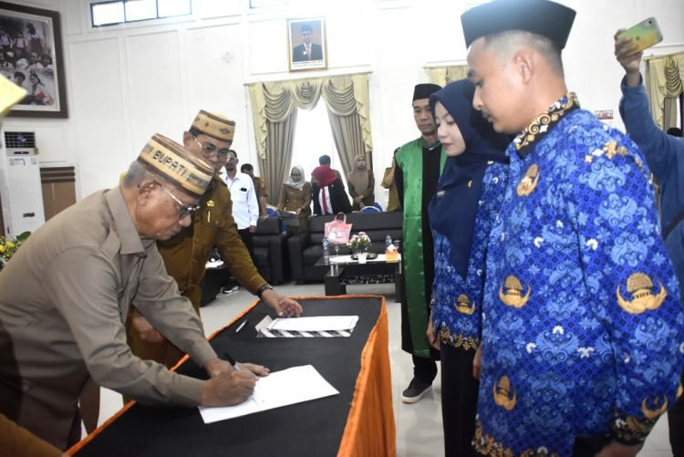 Bupati Bone Bolango, Ismet Mile resmi melantik dan mengambil sumpah/janji 107 PPPK tenaga guru dan tenaga kesehatan tahap II Formasi tahun 2024, serta menyerahkan SK satu orang CPNS Formasi Sekolah Kedinasan IPDN di Lingkungan Pemerintah Kabupaten Bone Bolango, di Aula BPMP Provinsi Gorontalo, Senin (13/10/2025). (F.AKP-Diskominfo)